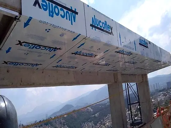 Fachada de alucobond en instalación — Departamentos Botanik, Ciudad de México