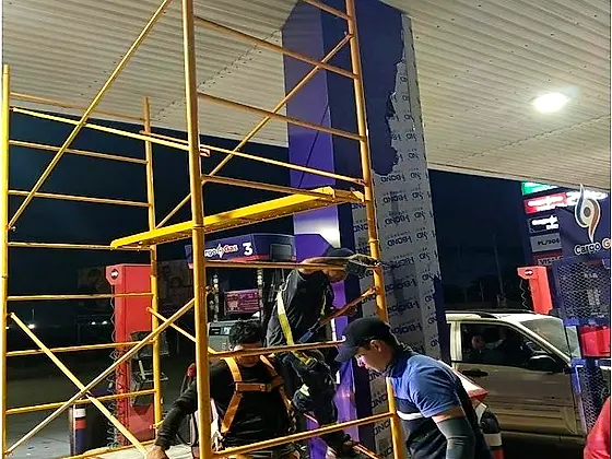 Fachada de alucobond en instalación — Gasolinera CargoGas, Torreón, Coahuila