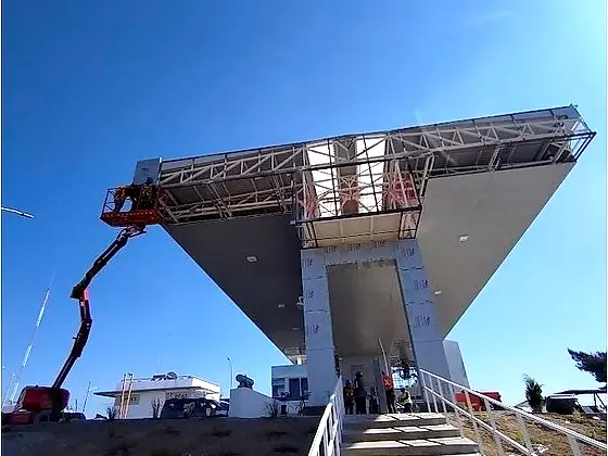 Fachada de alucobond en instalación — Caseta de peaje El Hongo, Tecate, Baja California