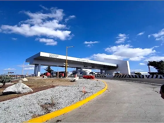 Fachada de alucobond terminada — Caseta de peaje El Hongo, Tecate, Baja California