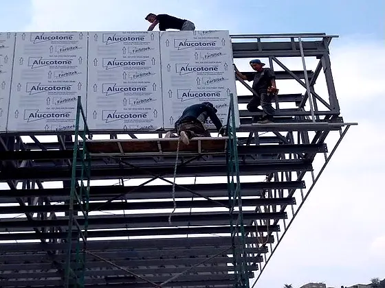 Fachada de alucobond en instalación — Caseta de peaje Chamapa-Lechería, Estado de México