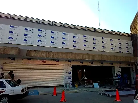 Fachada de alucobond en instalación — Tienda Coppel, Minatitlán, Veracruz