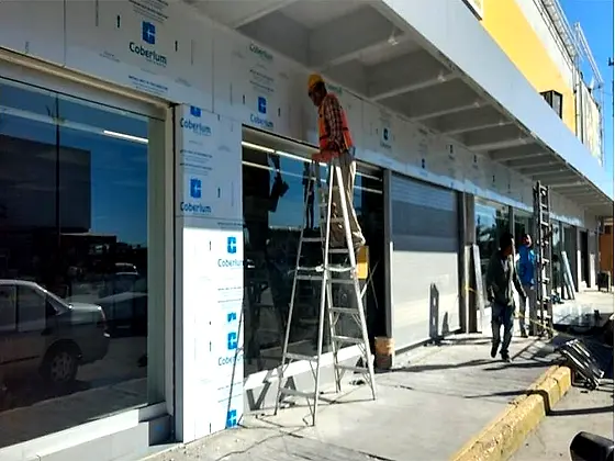 Fachada de alucobond en instalación — Tienda Coppel, Puerto Peñasco, Sonora