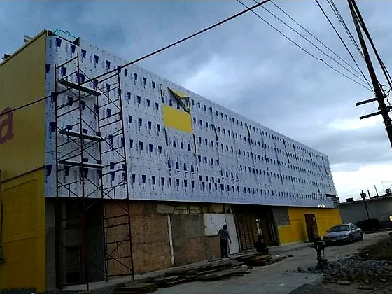 Fachada de alucobond en instalación — Tienda Elektra, Valle de Chalco, Estado de México