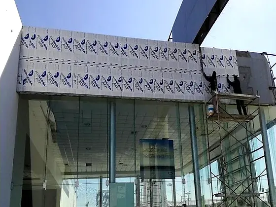 Fachada de alucobond en instalación — Agencia Ford, Tijuana, Baja California