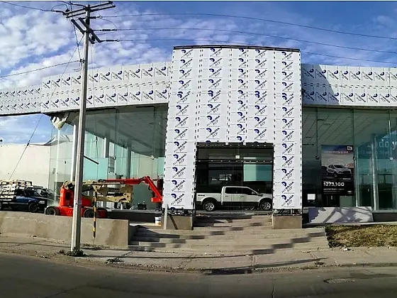 Fachada de alucobond en instalación — Agencia Ford, Tijuana, Baja California