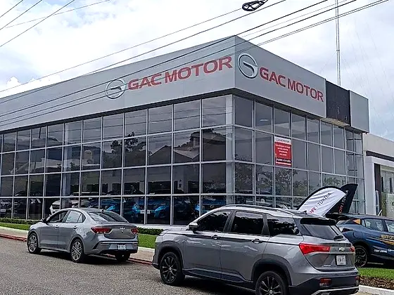 Fachada de alucobond terminada — GAC Motor Tuxtla, Tuxtla Gutiérrez, Chiapas