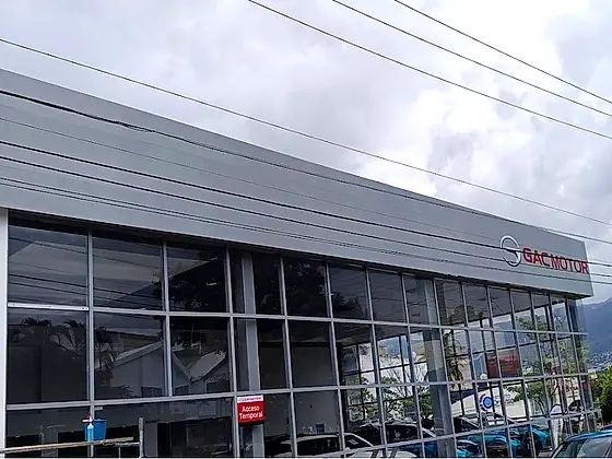 Fachada de alucobond terminada — GAC Motor Tuxtla, Tuxtla Gutiérrez, Chiapas