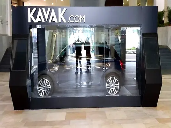 Fachada de alucobond en instalación — Stand KAVAK, Ciudad de México