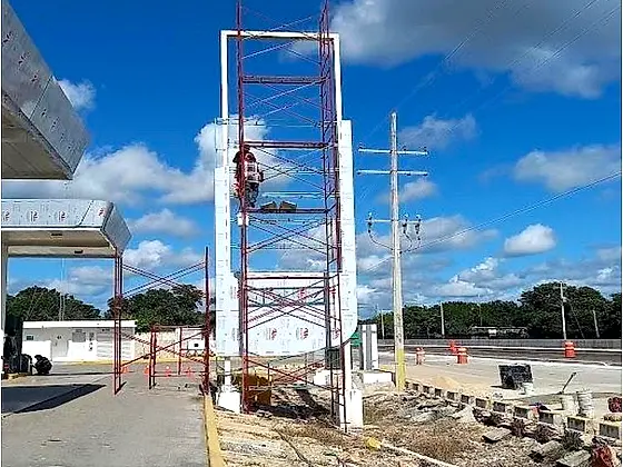 Fachada de alucobond en instalación — Gasolinera PEMEX, Calkiní, Campeche