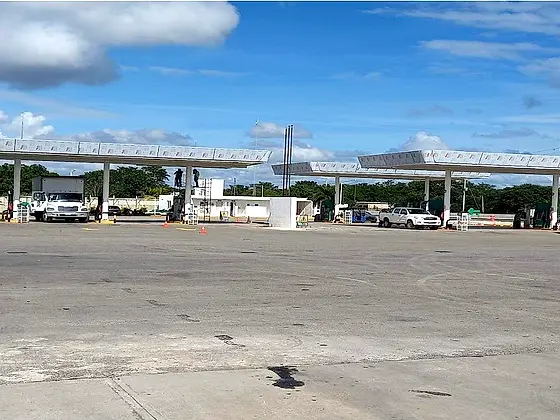 Fachada de alucobond terminada — Gasolinera PEMEX, Calkiní, Campeche