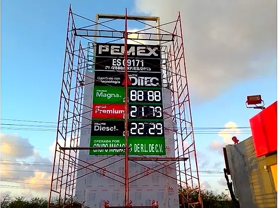 Fachada de alucobond en instalación — Gasolinera PEMEX, Mérida, Yucatán