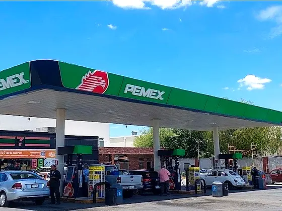 Fachada de alucobond en instalación — Gasolinera PEMEX, Monterrey, Nuevo León