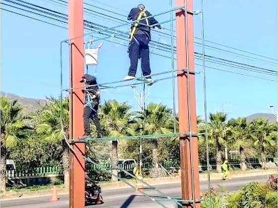 Fachada de alucobond en instalación — Gasolinera PEMEX — tótem, Chilpancingo, Guerrero