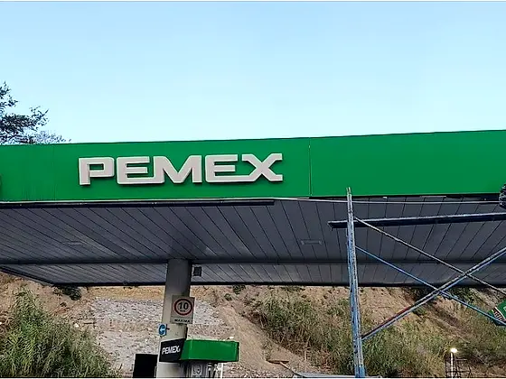 Fachada de alucobond terminada — Gasolinera PEMEX — tótem, Chilpancingo, Guerrero
