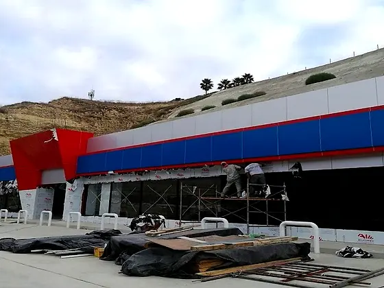 Fachada de alucobond terminada — Tienda VIP Marquet, Tijuana, Baja California