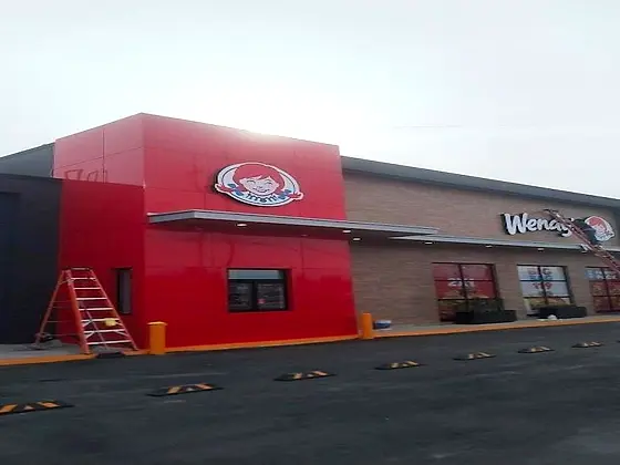 Fachada de alucobond terminada — Restaurante Wendy's, Ciudad Juárez, Chihuahua