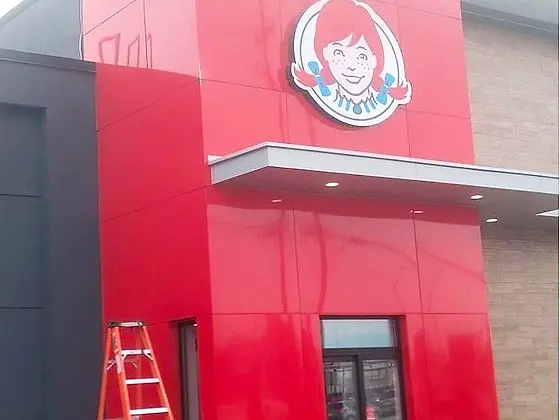 Fachada de alucobond terminada — Restaurante Wendy's, Ciudad Juárez, Chihuahua